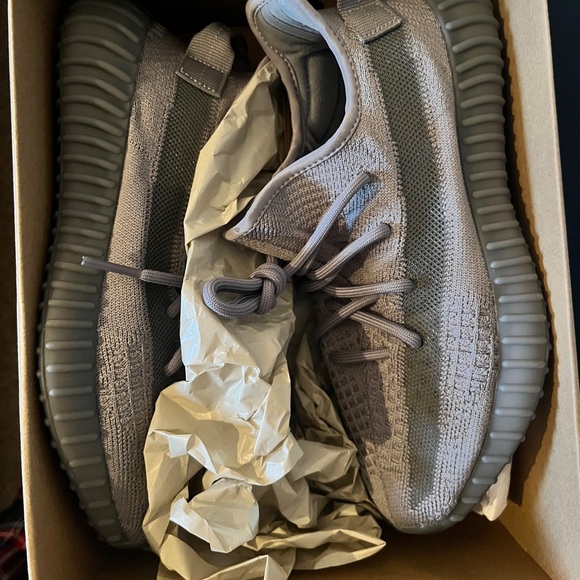 GREY YEEZY BOOST 350 V2 (NWT) - Picture 1 of 12